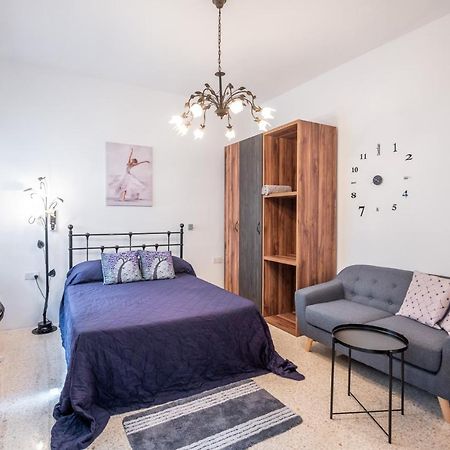 Close To Airport - Private Room With Private Bathroom Adults Only Gudja Exteriör bild