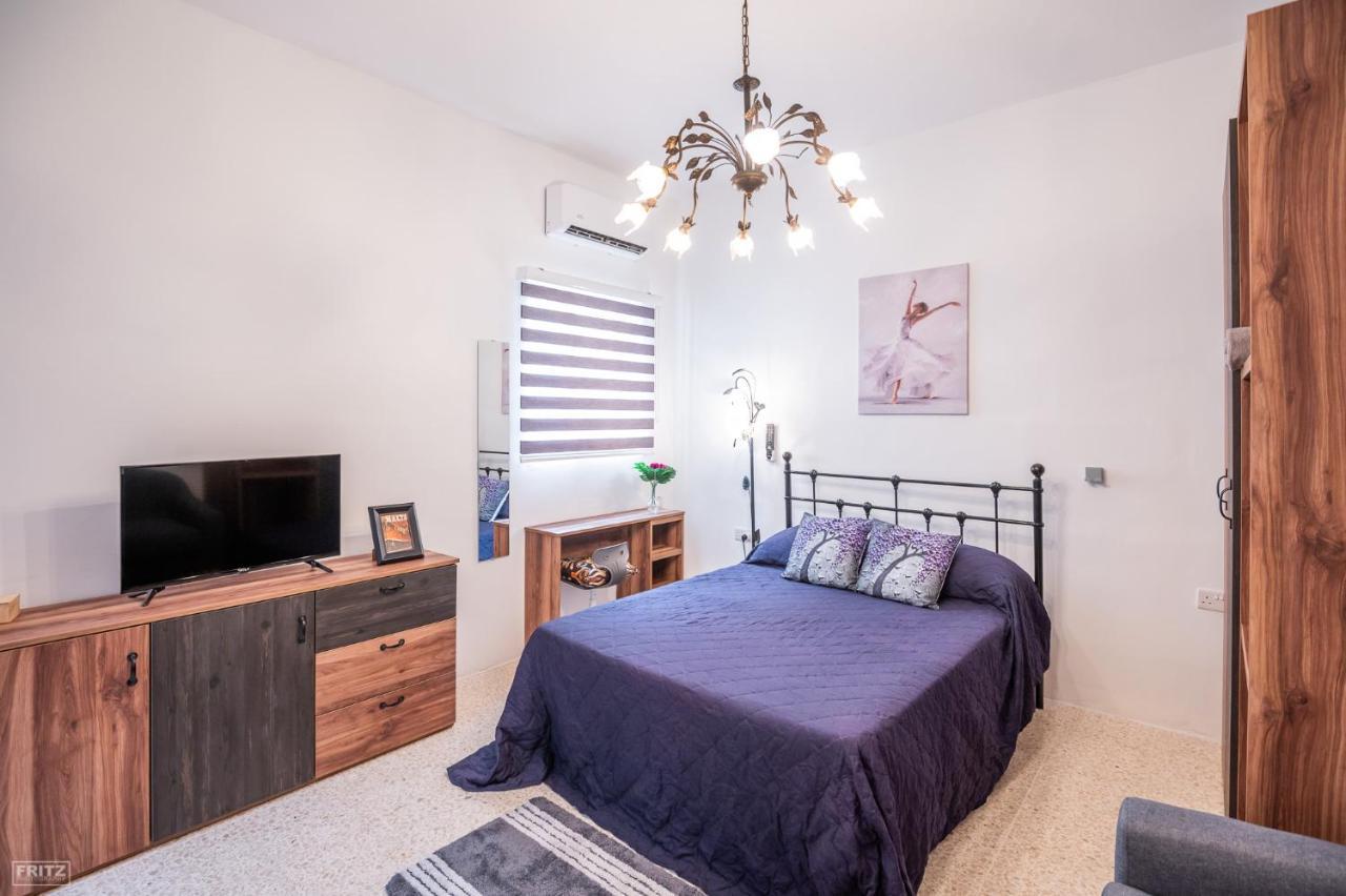 Close To Airport - Private Room With Private Bathroom Adults Only Gudja Exteriör bild