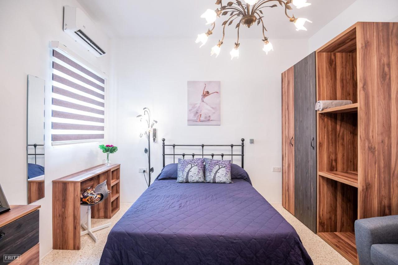 Close To Airport - Private Room With Private Bathroom Adults Only Gudja Exteriör bild