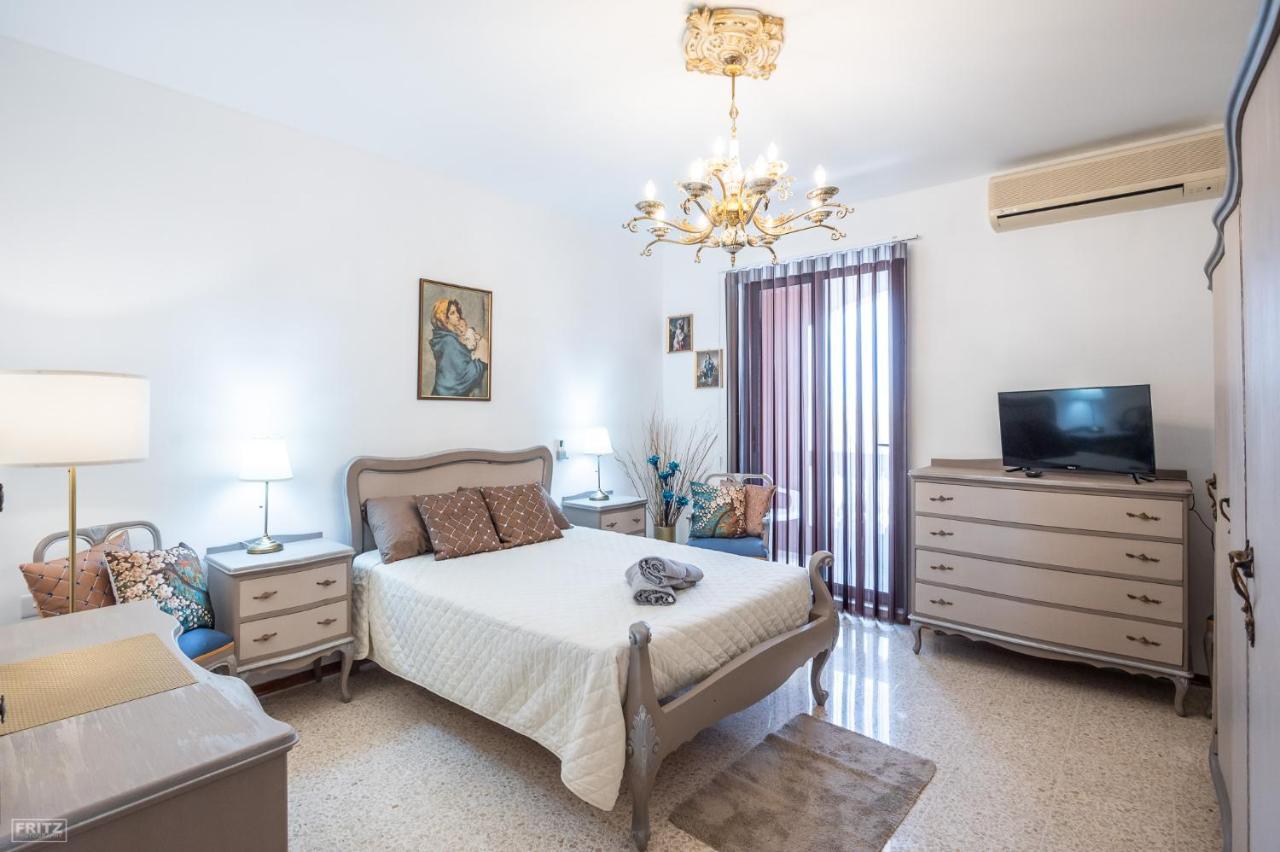 Close To Airport - Private Room With Private Bathroom Adults Only Gudja Exteriör bild