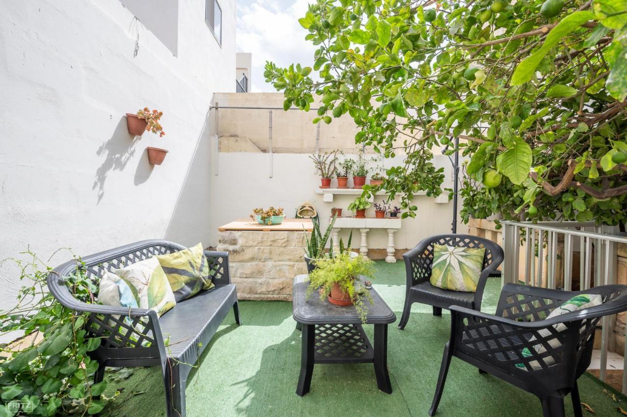 Close To Airport - Private Room With Private Bathroom Adults Only Gudja Exteriör bild